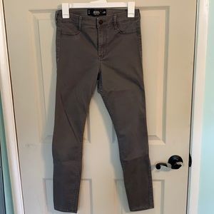 Hollister gray high-rise jean legging. Size 7 W28